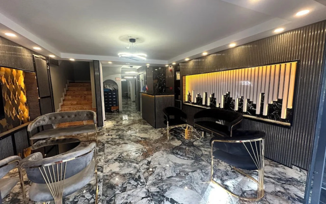 Crowned Exclusive Hotel