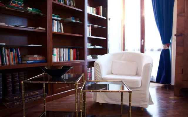 Luxury central flat river view