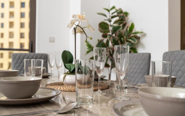 Whitesage - Magnificent Waterfront Apt, Steps From the Beach