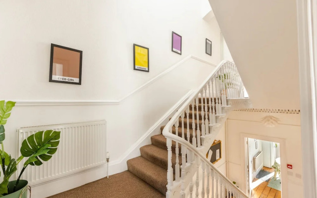 5-bed House With Distant sea Views in Plymouth