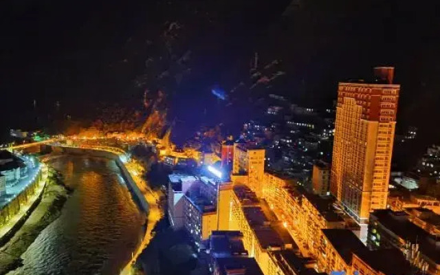 Yajiang Jinzang Hotel