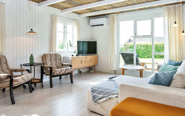 Renovated Waterfront Retreat-by Traum