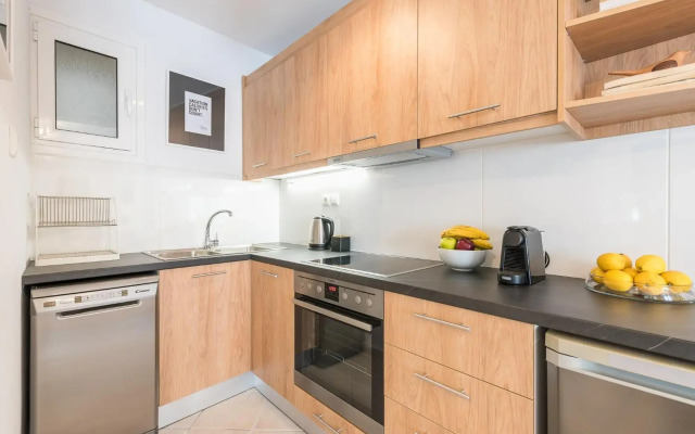 2 stops to Acropolis - Free Cancellation - Terrace