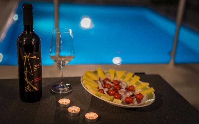 Amazing Home in Siveric with Hot Tub, Sauna & WiFi