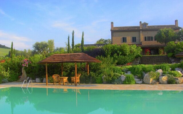 Luxurious Villa in Montelupone With Private Swimming Pool