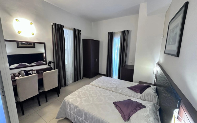 Grand Harbour Hotel