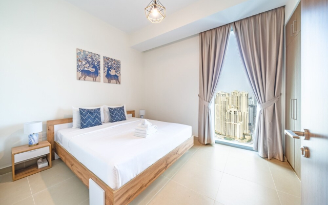 Luxurious Beachfront Apt with Balcony Marina