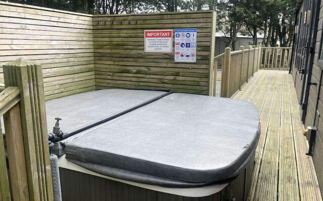 Cosy 3-bed hot tub Lodge in Pr3