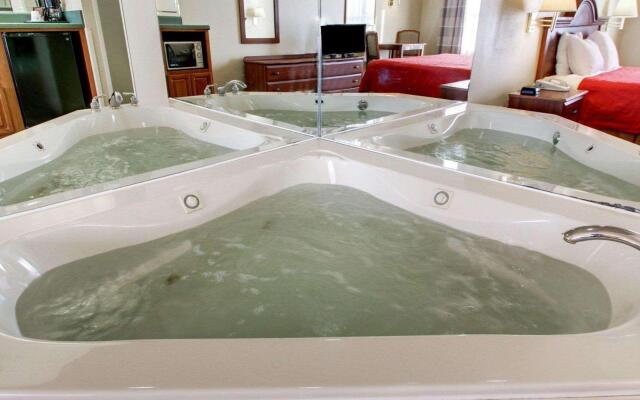 Econo Lodge & Suites