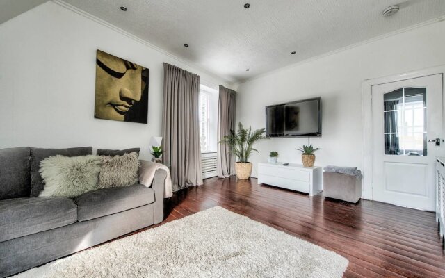 Modern 2BR Home on the Royal Mile!