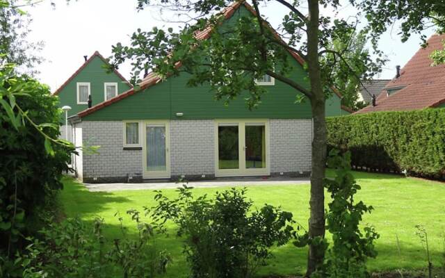 Spacious Holiday Home With Wifi, Beach at 200 m