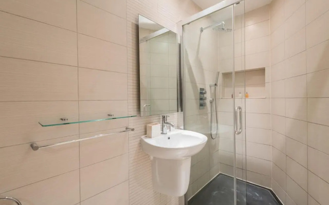 Lovely Chelsea Home Near The Thames by Underthedoormat
