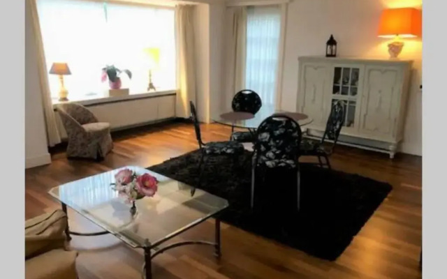 Vrijstaande rietgedekte villa nabij uitvalswegen