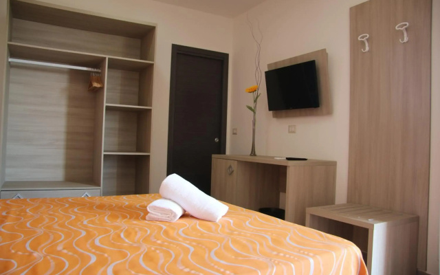 ChrisMare Hotel