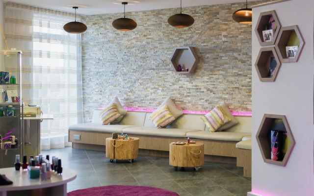 Una, Lodge 70