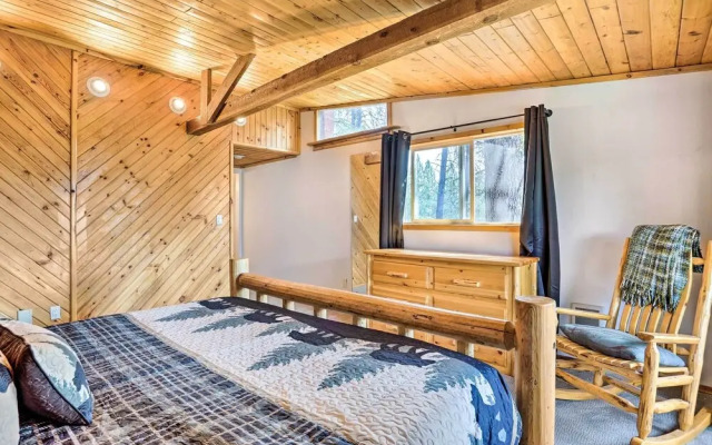 Peaceful Cabin w/ Mtn + River Views, Fire Pit