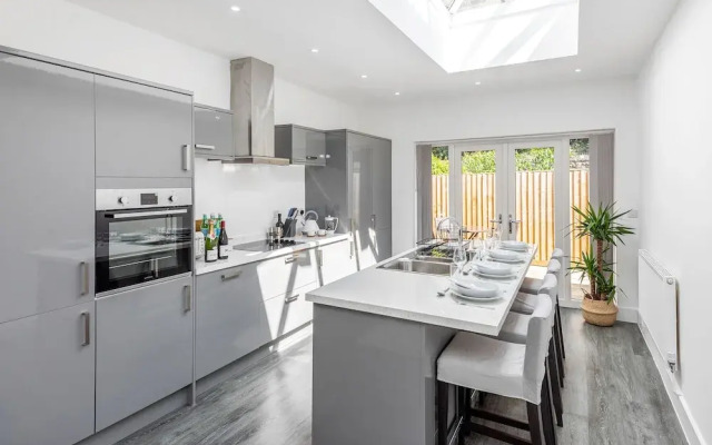 Beautiful Apartment in Central Neighbourhood