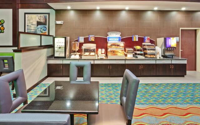 Holiday Inn Express Hotel & Suites New Philadelphia by IHG