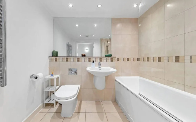 Penthouse 2-bed Apartment in The Heart Of E15