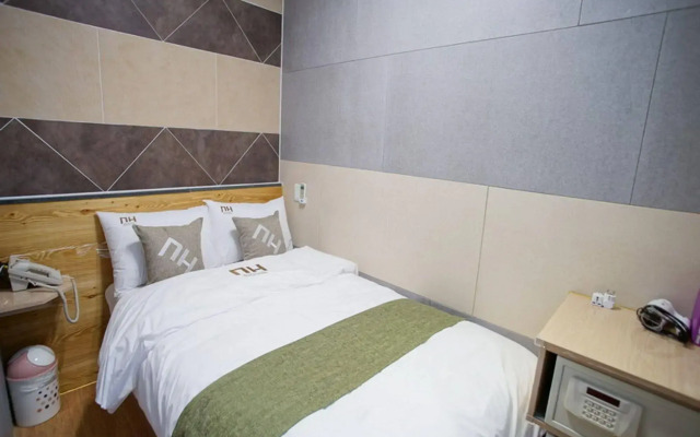 DH Sinchon Guesthouse