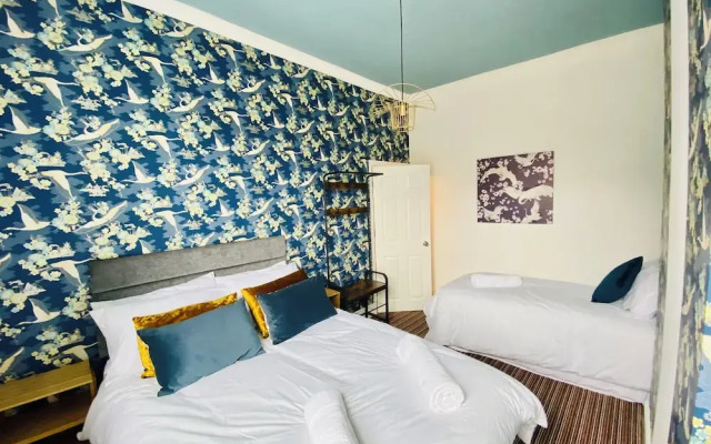 Blackpool - 4 Beds - Sleeps 10 - Pet Friendly