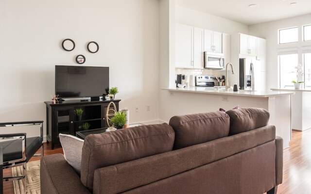 1 BR Apt Near AA Center with Parking by Frontdesk