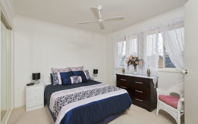 White Waves, 7B Achilles Street