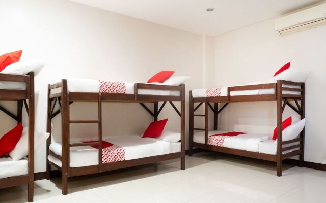 OYO 153 Monclaire Suites