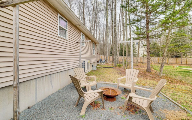 Hot Tub + Decks: Tree-lined Retreat in Pocono Lake
