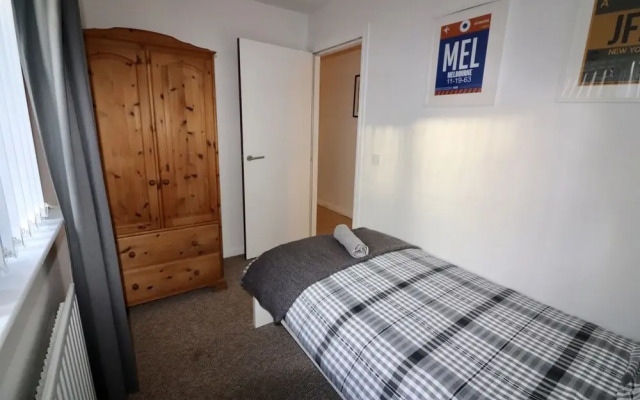 Sleeps 4 only 5 min by taxi