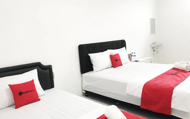 RedDoorz @ Jalan Tanjung Blitar