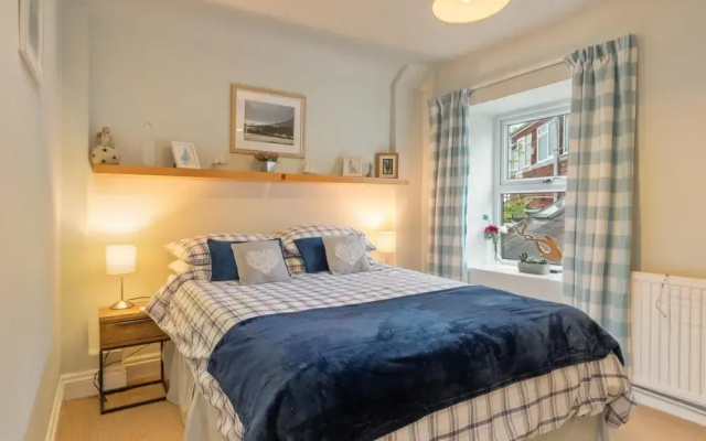 A Stone s Throw - Sea Views Yards From Beach