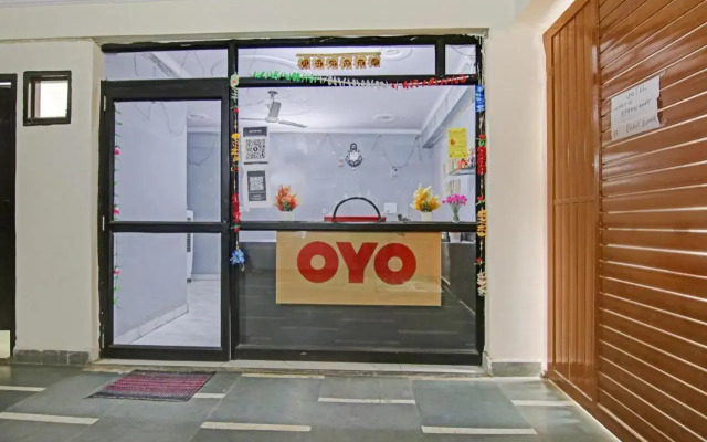 OYO Flagship 70237 Cozy Stay Deluxe