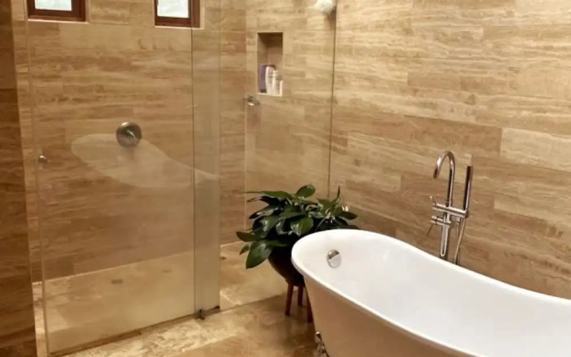 Luxury Guayllabamba House Gym Jacuzzi Parking Pool Wifi