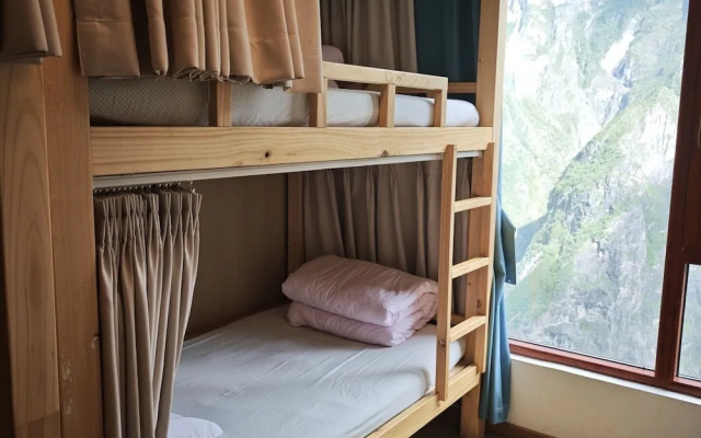 Tiger Leaping Half Way Guest House