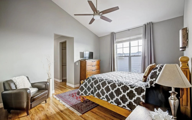 Beautiful New Denver Home! Sleeps 12!