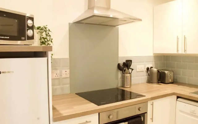 Beautiful 1 Bedroom Apartment On Broughton Street