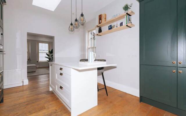 Chic & Characteristic 2BD House - Irishtown
