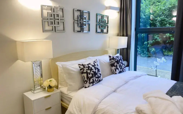 Newpointe Luxury Serviced Apartment at the Atrium