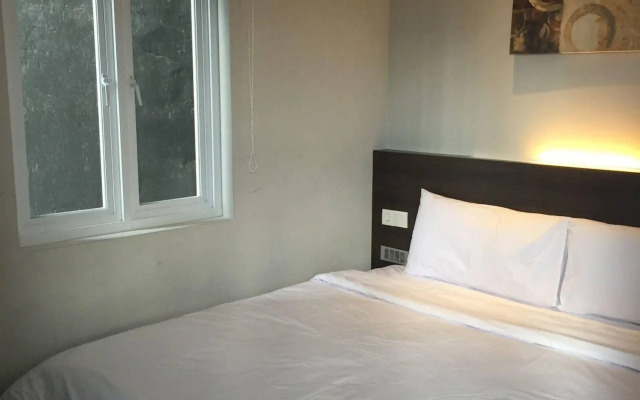 OYO Flagship 90726 The Regia Cihampelas Hotel Band