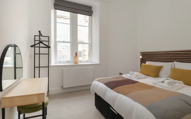 The Theobold Suite Stone Cross Mansion