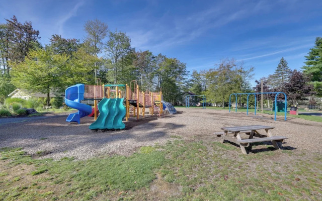 Serene Pocono Escape: 4 Mi to Tobyhanna State Park