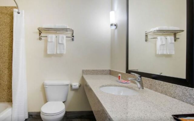 Econo Lodge Inn & Suites