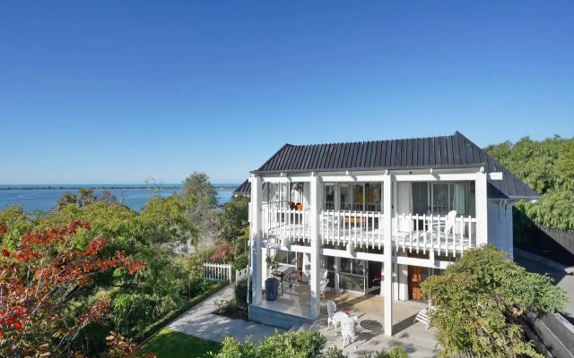 Retro Living - Water views