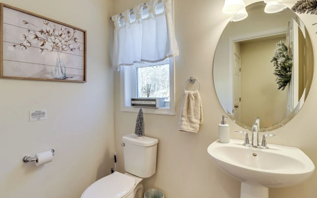 5 Mi to Lake: Modern Tobyhanna Retreat!