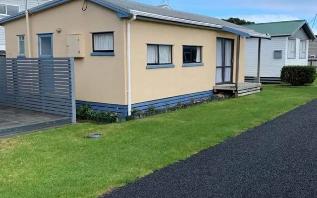 Urenui Beach Bach — hotel in Urenui