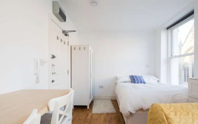 Bright Ensuite Studio Apartment in West Kensington