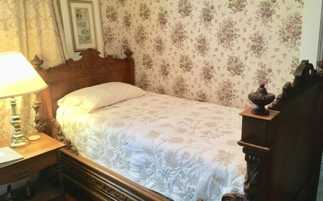 Old Iron Inn Bed and Breakfast