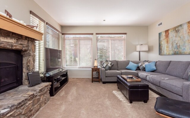 Silver Bear 19 with Covered Parking, Walk to Canyon Lodge by RedAwning