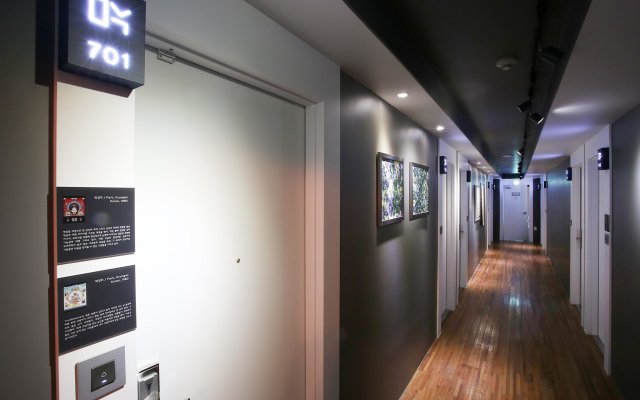 KOTEL YAJA sadang art gallery